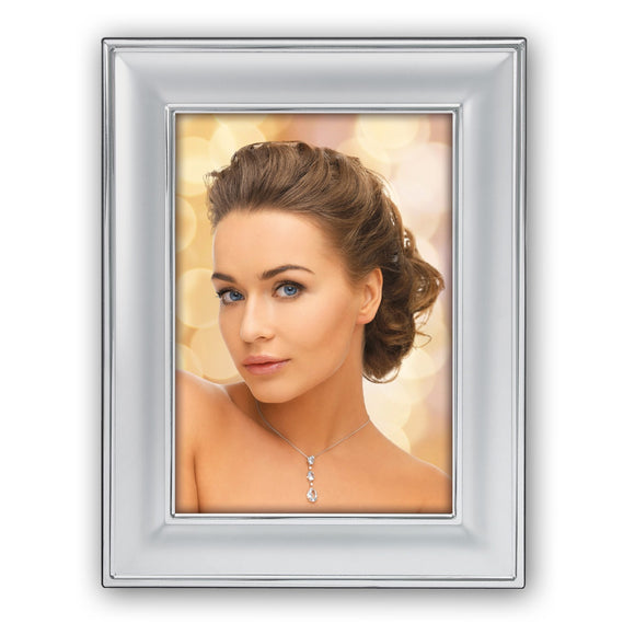 Yvonne 13x18 cm  - hopeoitu metallikehys mattapinnalla